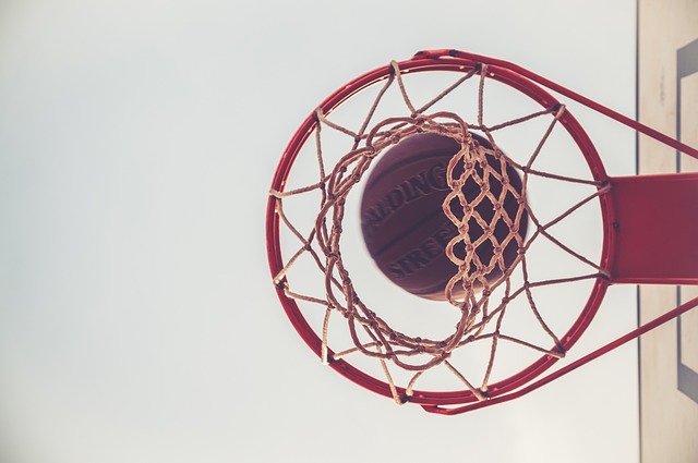 Ballon dans un panier de basket