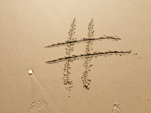 Symbole hashtag dessiné dans le sable