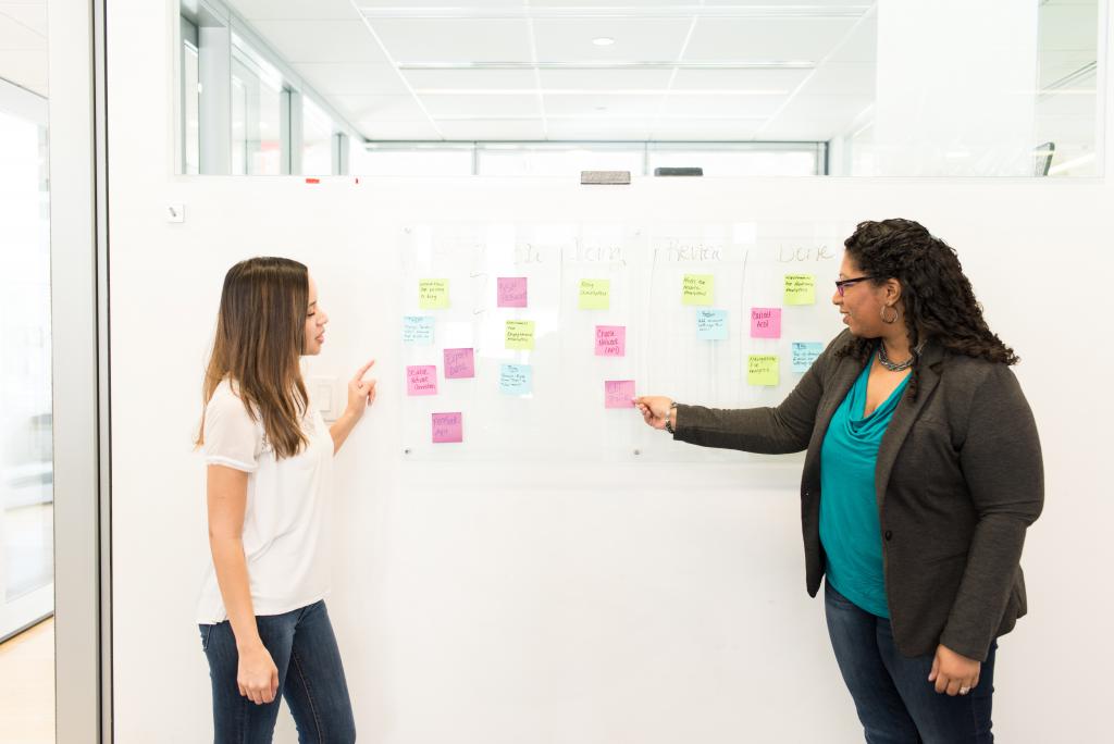 Deux femmes discutant devant un tableau