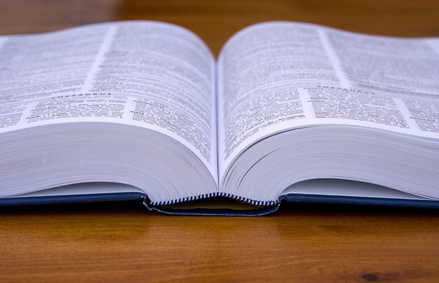 Dictionnaire posé sur une table