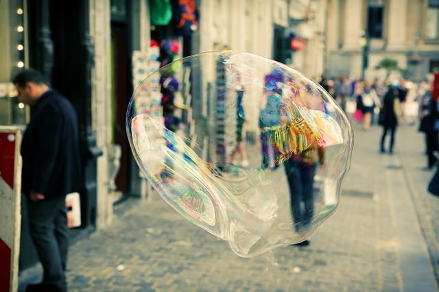 Bulle de savon dans la rue