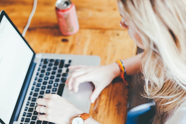 Jeune fille en train de travailler sur un ordinateur portable