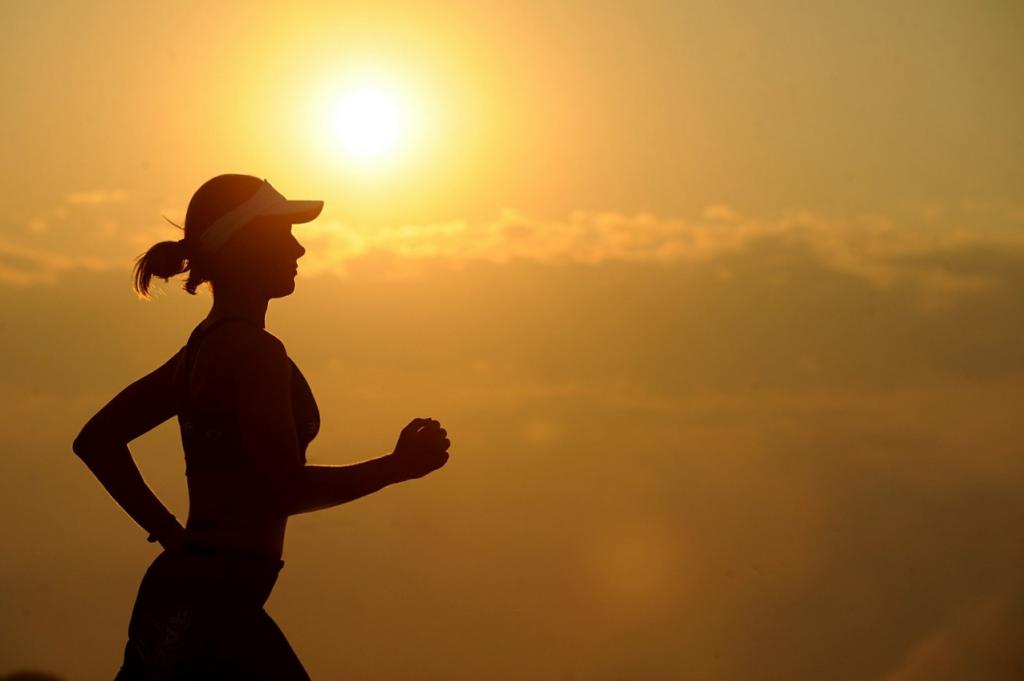 Silhouette de femme en train de courir