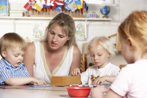 Puéricultrices entourées d'enfants