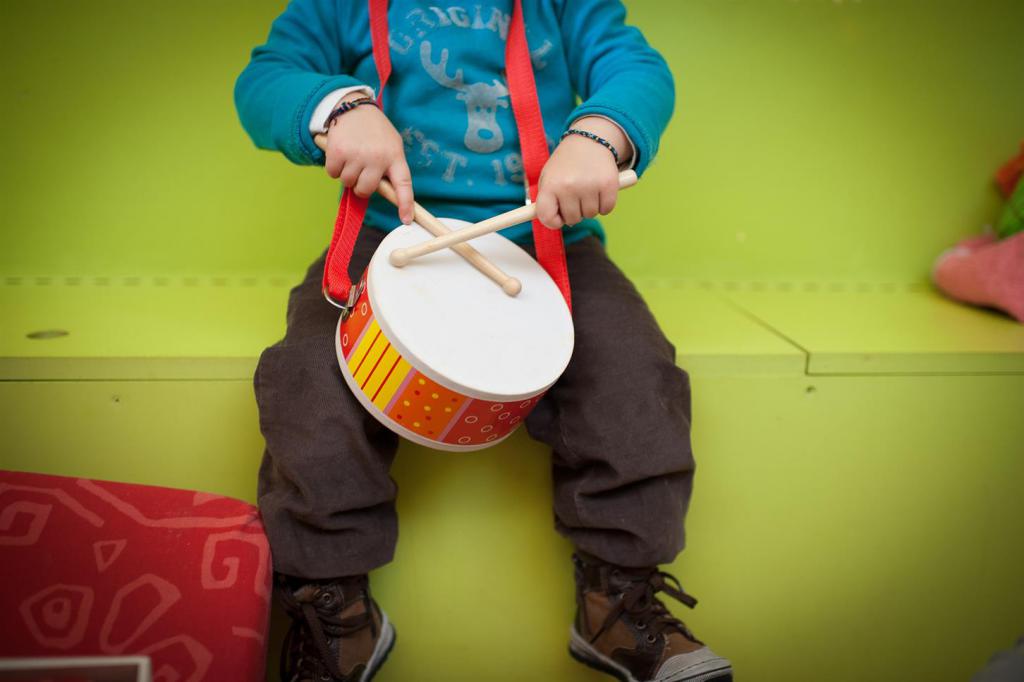 Enfant en train de jouer du tambour