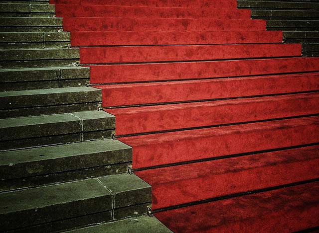 Escalier en pierre recouvert par un tapis rouge
