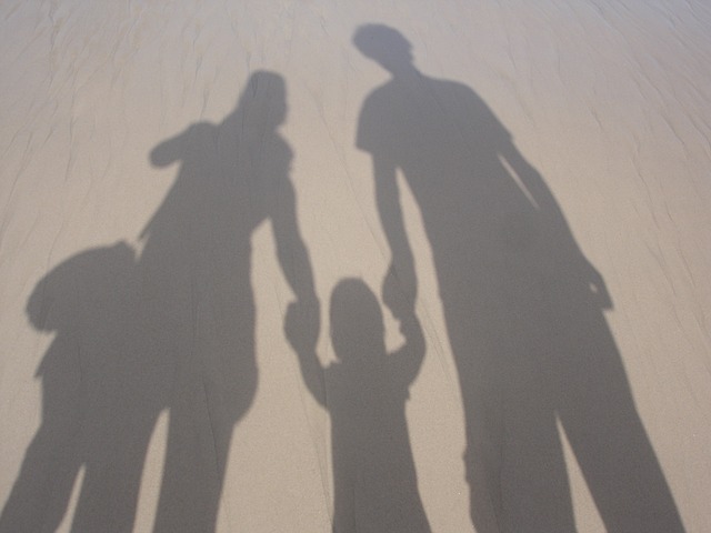 Ombres sur le sol (silhouettes) représentant une famille