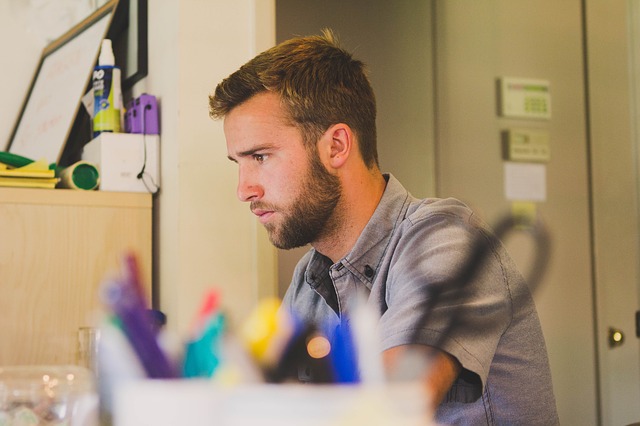 Jeune homme installé à son poste de travail