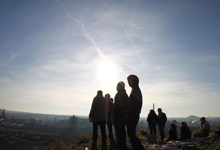 Jeunes sur un terril surplombant Charleroi © Véronique Mergaux