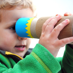 Enfant en train de regarder dans un kaleidoscope