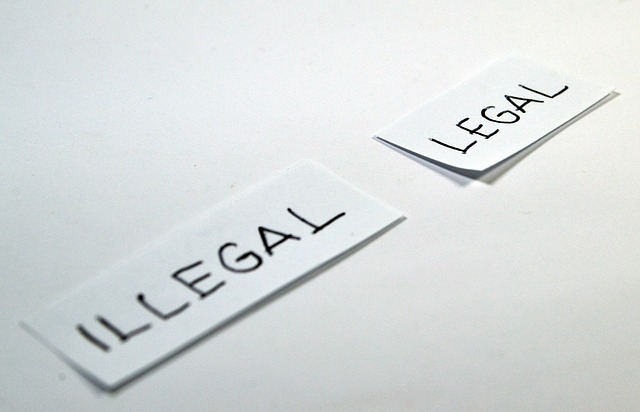 Petits papiers portant les mentions "Illegal" et "Legal" posé sur une surface plane