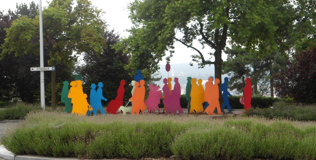 "Les Passants", sculpture réalisée par Mady Andrien