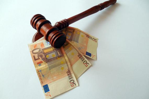 Maillet de juge posé sur une liasse de billets de 50 €