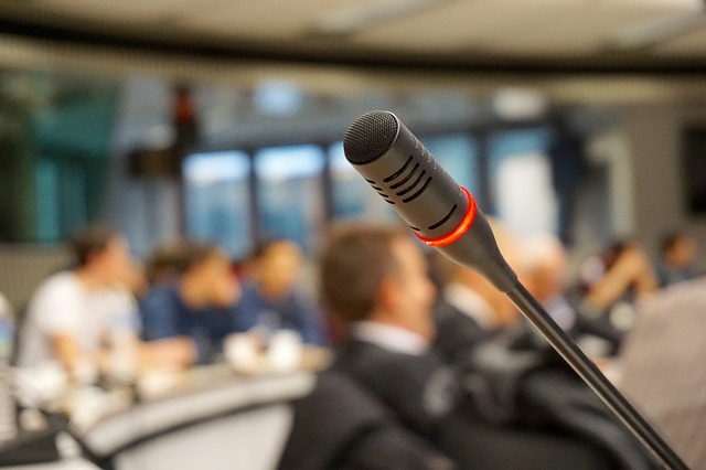 Micro dans un salle de conférence