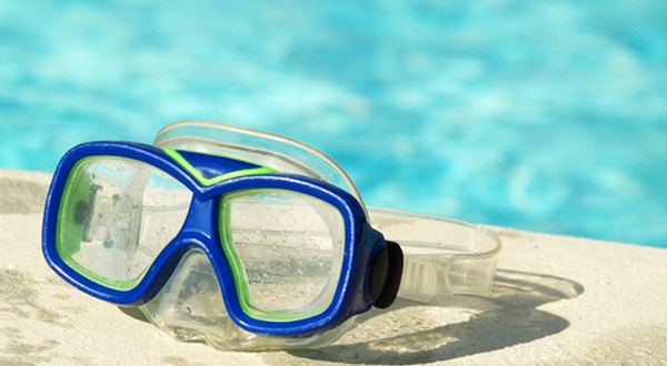 masque de plongée posé au bord d'une piscine