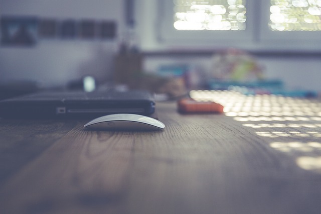 Ordinateur et souris sur une table