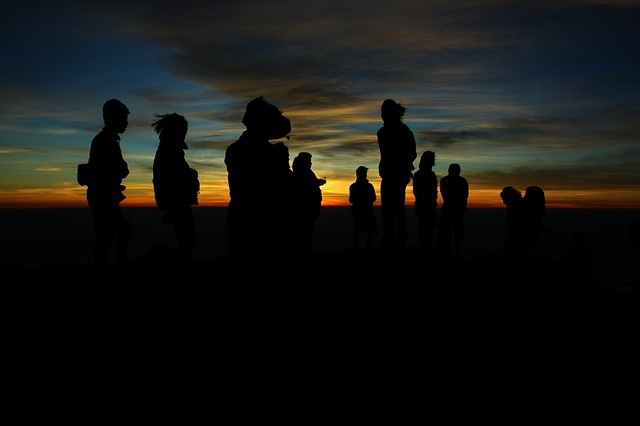 Groupe de jeunes (silhouettes) dans l'obscurité