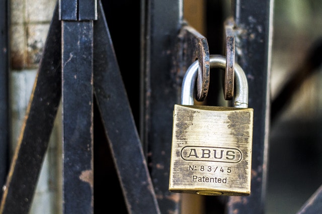 Cadenas sur une porte fermée