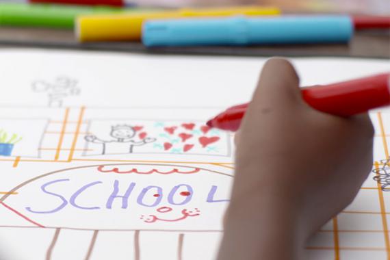 Dessin d'enfant (capture d'écran du clip vidéo du projet Acres of Hope, qui soutient la scolarisation des enfants au Libéria, lauréat de l'édition 2014 de l'ING Solidarity Award