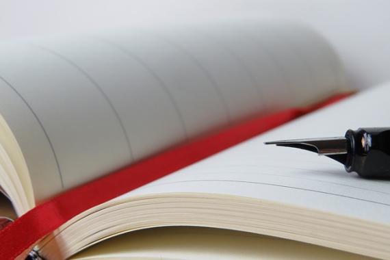 Stylo à bille posé sur un carnet de notes