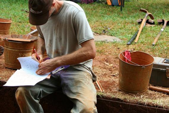 Homme au travail sur un site archéologique