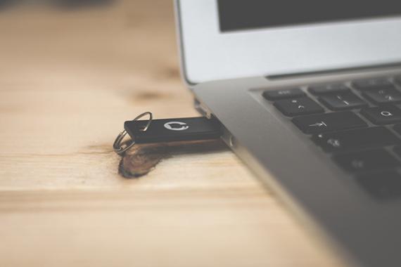 Clé USB branchée à un ordinateur portable