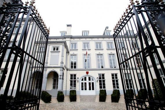 Façade avant du bâtiment occupé par le Cercle de Lorraine (vue extérieure depuis les grilles d'entrée)