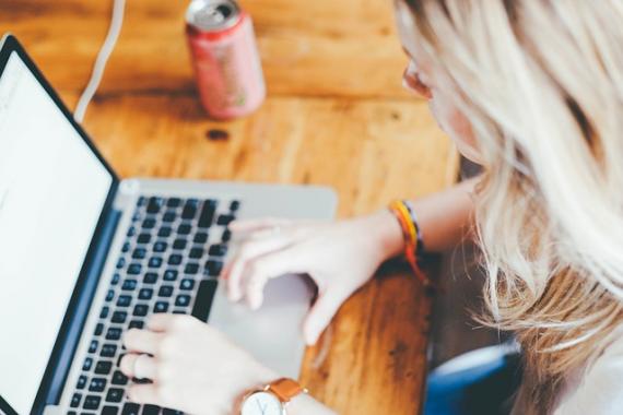 Jeune femme au travail sur un ordinateur portable