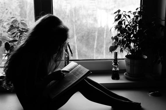 Enfant (fille) en train de lire un livre