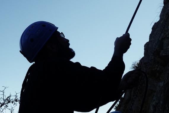 Alpiniste agrippant une corde