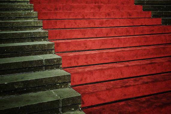 Escalier en pierre recouvert par un tapis rouge
