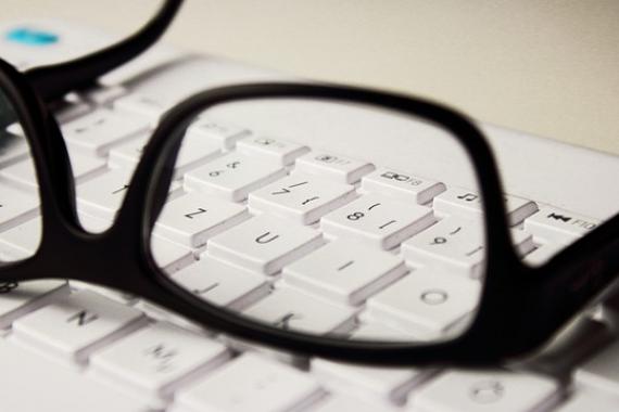Lunettes posées sur un clavier d'ordinateur