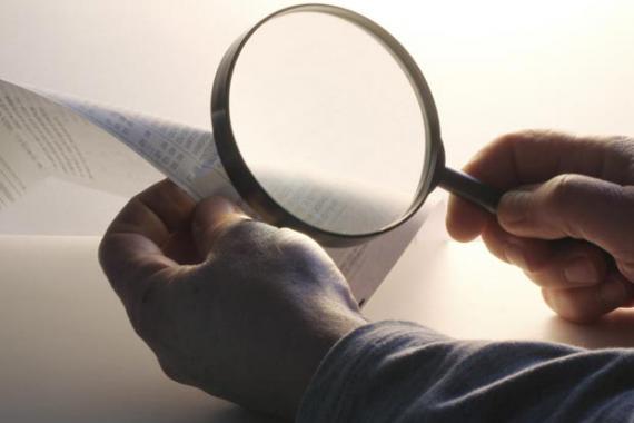 Loupe placée devant un document