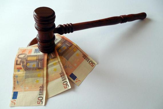 Billets de banque (€) sous un marteau de la justice