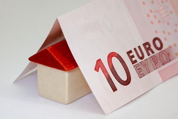 maison équipée d'un toit en billet de 10 euros