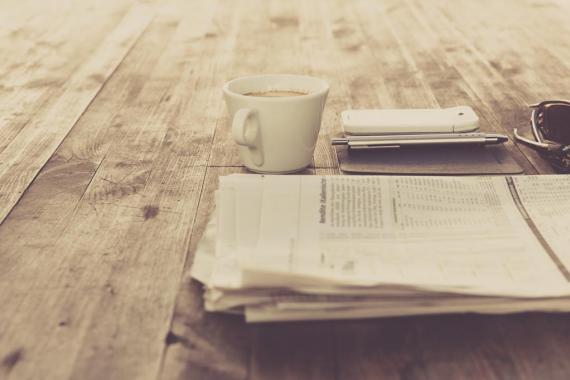 Journal posé sur une table