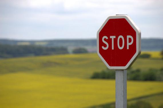 Panneau de signalisation routière "stop"