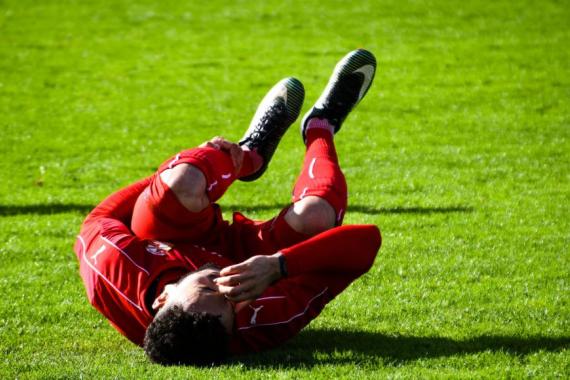 Homme blessé au football