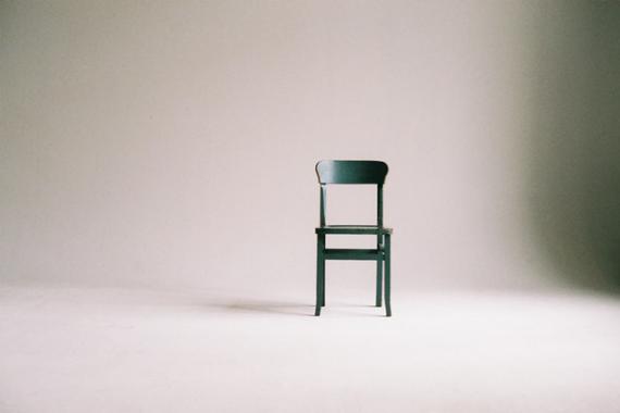 Une chaise dans une salle vide