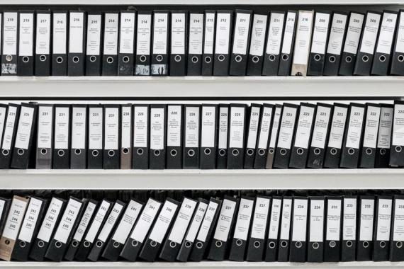 Dossiers alignés dans une armoire de bureau