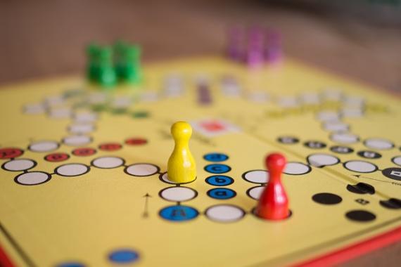 Pions disposés sur un plateau de jeu de société
