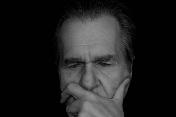 Visage d'un homme exprimant la réflexion