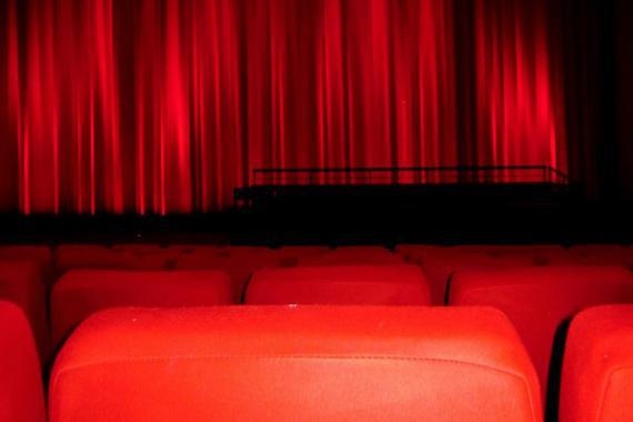 Salle de spectacle (sièges et rideau rouge)