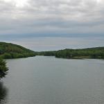 Vue sur les Lacs de l'eau d'Heure depuis le barrage du Ri Jaune