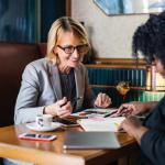 Deux femmes en entretien d'embauche