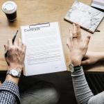 Deux personnes signent une fin de contrat