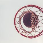 Ballon dans un panier de basket