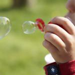 Enfant s'amusant à faire des bulles de savon