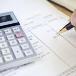 Calculatrice posée sur une feuille de papier (tableau financier)