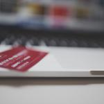 Carte de crédit posée sur un ordinateur portable
